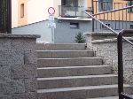 Oprava d�r na komunikaci,vybudov�n� rampy pro maminky s ko��rky